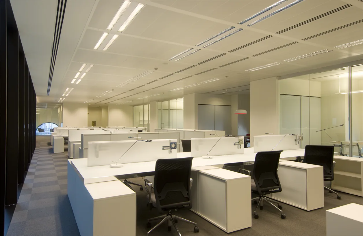Level 2 workspace interior with open-plan positions and the palazzo's monumental proportions