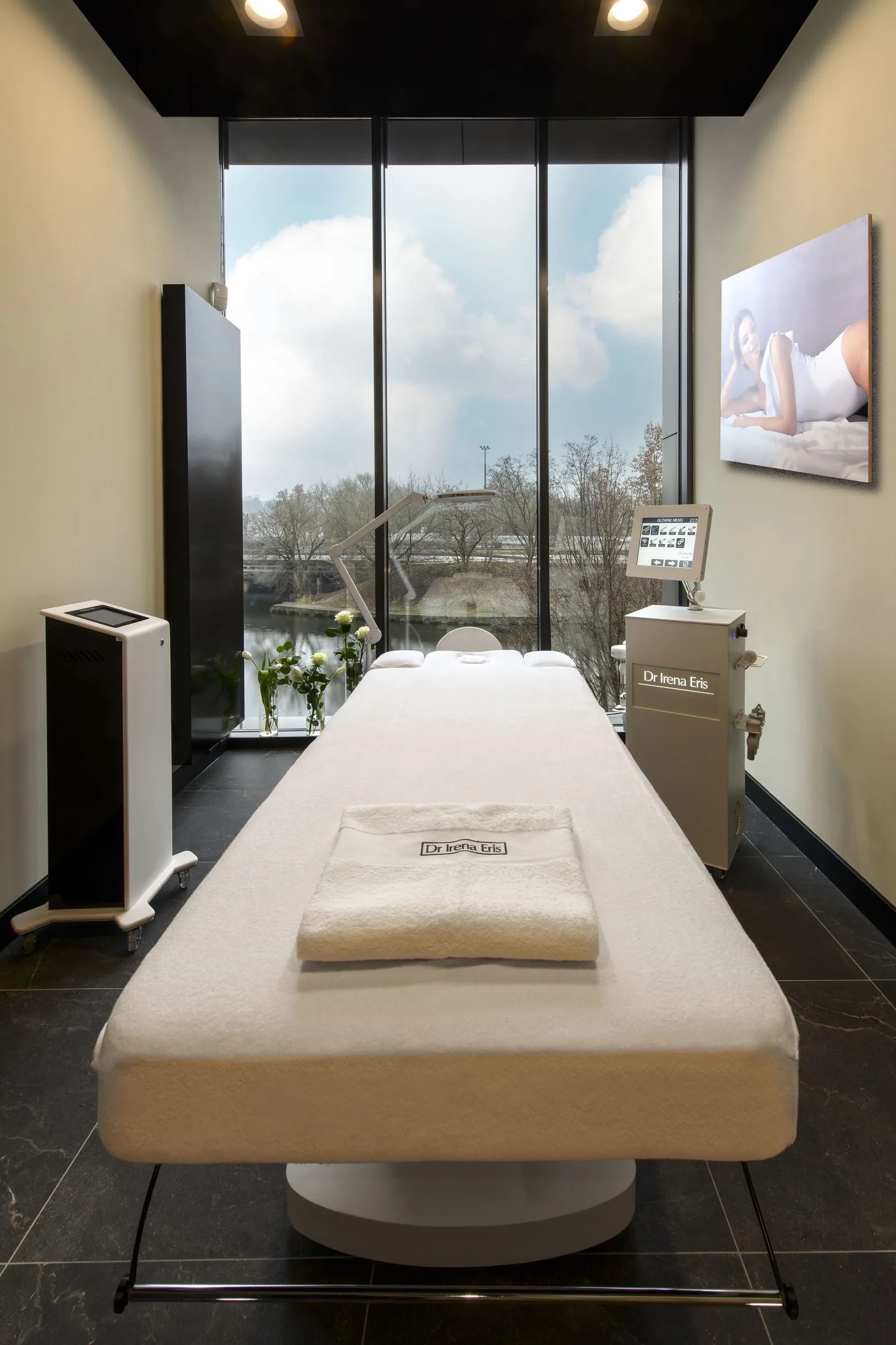 Render: dark luxurious massage room concept with warm accent lighting, premium material finishes, and intimate treatment atmosphere