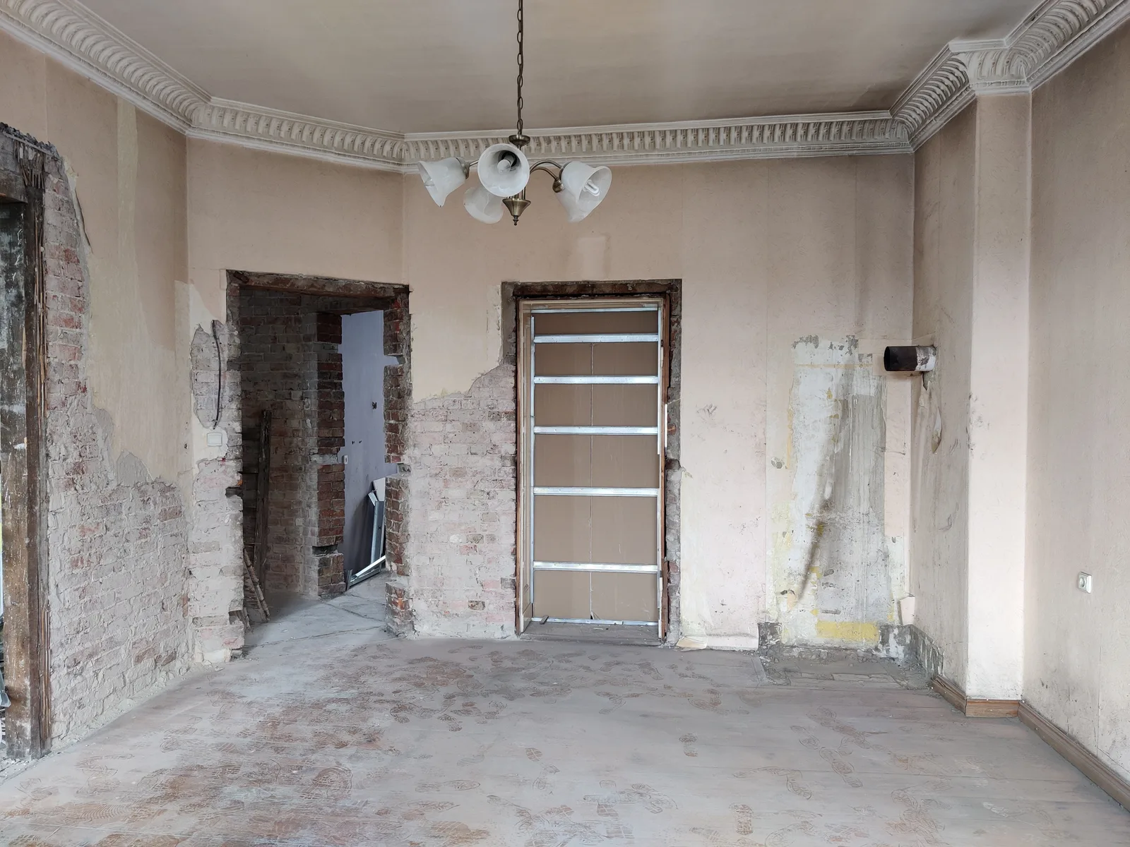 Before: original tenement stairwell showing decorative iron railing, worn terrazzo steps, and heritage staircase character at Hetmanska 20 Bydgoszcz