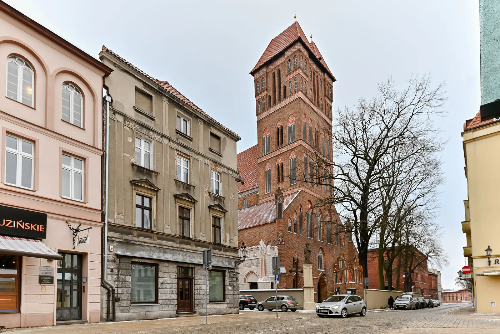 Exterior: building on Rynek Nowomiejski showing historic tenement facade with ground-floor commercial spaces before interior renovation works