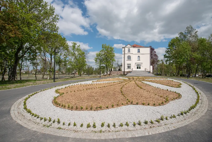 Older gallery image of palace grounds and garden